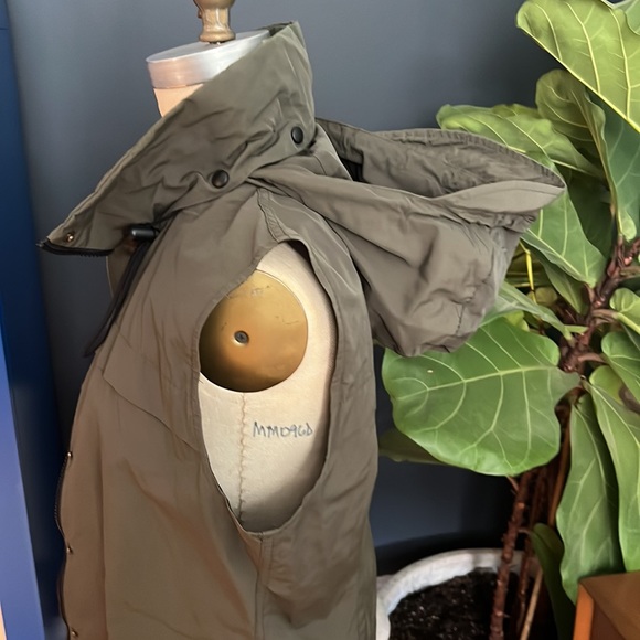 Jones New York Tech Active Vest With hidden hood in collar - Picture 2 of 9